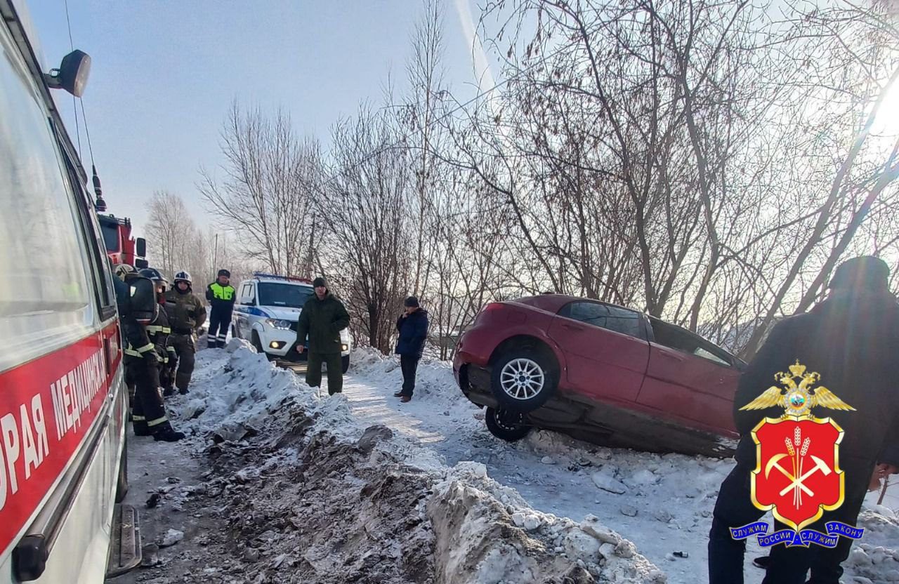 В Кузбассе водитель сбил женщину и подростка на тротуаре