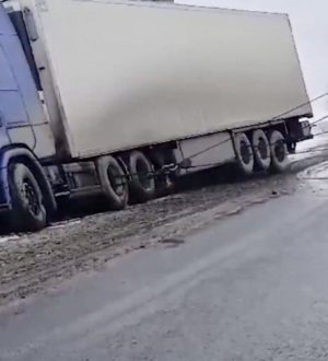 Фура вылетела с трассы в Кузбассе