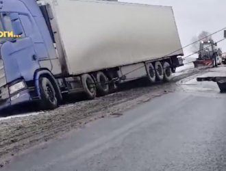 Фура вылетела с трассы в Кузбассе
