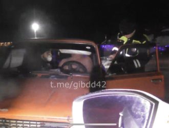 Пьяного полуголого водителя без прав арестовали на 10 суток в Кузбассе