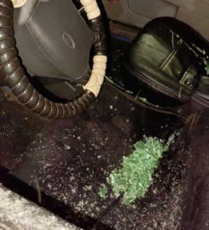 В Кузбассе мужчина повредил чужой автомобиль из-за неприязни к пассажиру