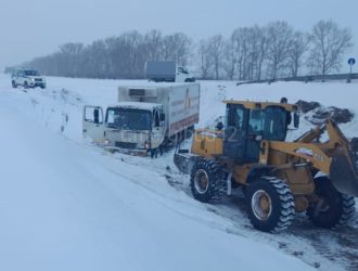 Госавтоинспекторы Кузбасса пришли на помощь водителю грузового автомобиля