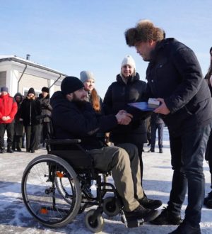 Илья Середюк вручил ключи от автомобилей ветеранам СВО