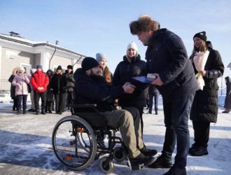 Илья Середюк вручил ключи от автомобилей ветеранам СВО