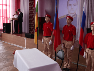 В новокузнецкой школе №97 увековечили имя бывшего ученика Артема Фирсова, погибшего в зоне СВО