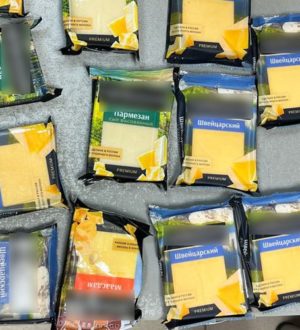 В Кемерове мужчина попытался вынести из магазина 14 упаковок сыра