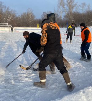 В Кузбассе прошел турнир по хоккею в валенках среди мусульман