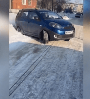 В Новокузнецке полицейские помогли пенсионеру, застрявшему на машине в канаве