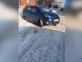 В Новокузнецке полицейские помогли пенсионеру, застрявшему на машине в канаве