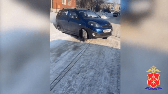 В Новокузнецке полицейские помогли пенсионеру, застрявшему на машине в канаве