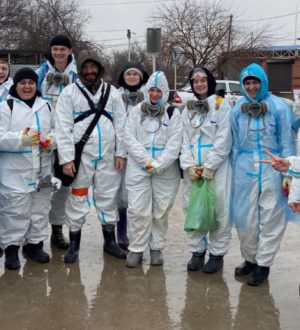 Эковолонтеры из Кузбасса очистили от мазута 10 тысяч квадратных метров пляжа в Анапе