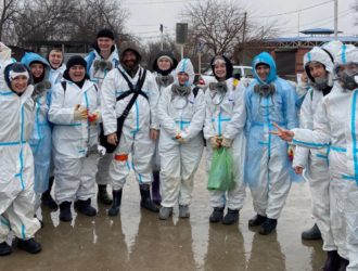 Эковолонтеры из Кузбасса очистили от мазута 10 тысяч квадратных метров пляжа в Анапе