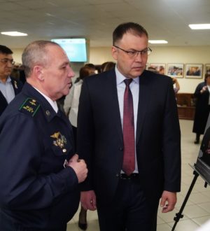 Илья Середюк открыл выставку «Отец Героя», посвященную родным кузбасских бойцов