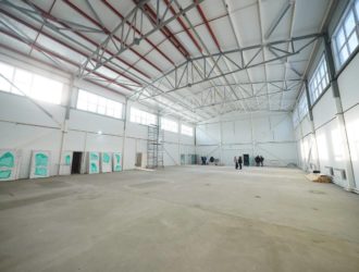 Илья Середюк проверил строительство физкультурно-оздоровительного комплекса в Плотниково