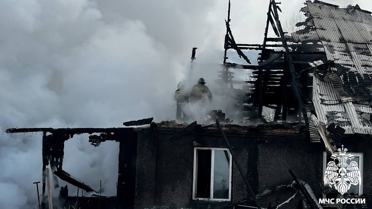 Сгорел дом, гараж и углярка: в Новокузнецке произошел пожар в Куйбышевском районе