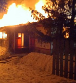 При пожаре в Топкинском округе обвалилась крыша дома