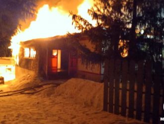При пожаре в Топкинском округе обвалилась крыша дома