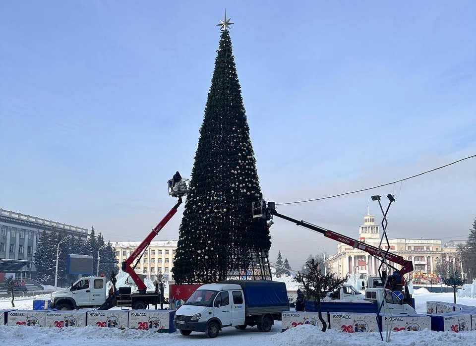 В Кемерове начали разбирать главную новогоднюю елку города