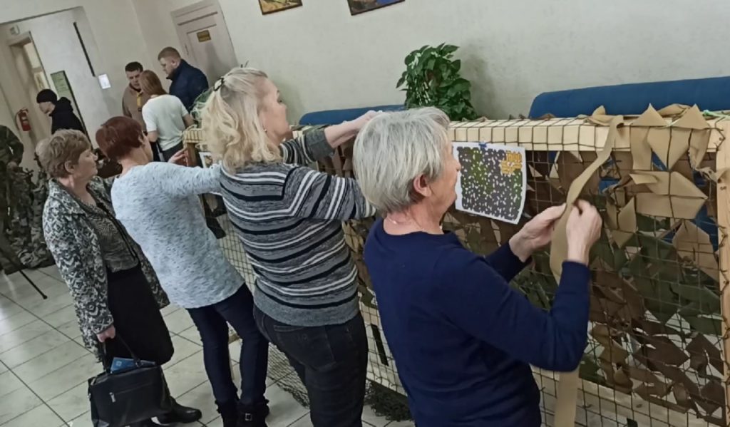 В Новокузнецком округе начали делать маскировочные сети из матированной пленки