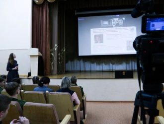 «Рождение каждого ребенка – ступенька личностного и профессионального роста»: о семейных ценностях поговорили со студентами Кузбасса