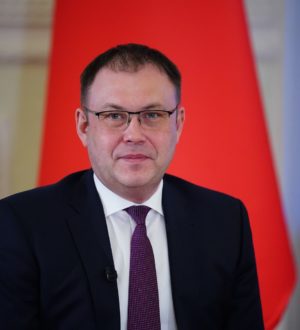 Илья Середюк поздравил женщин Кузбасса с 8 Марта