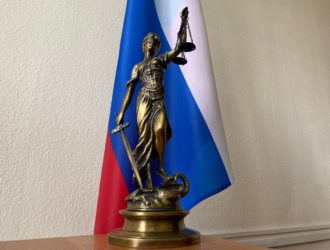 Выписавшая себе премий на полмиллиона рублей руководитель кемеровского детдома получила условный срок