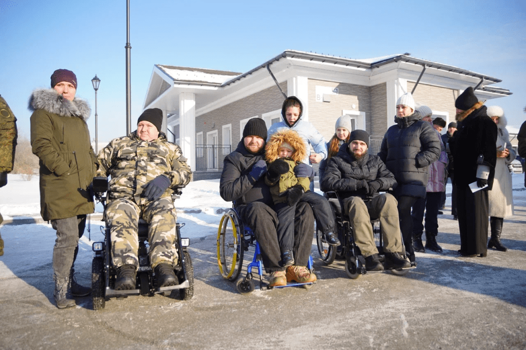 В Кузбассе первые участники СВО получили машины на ручном управлении