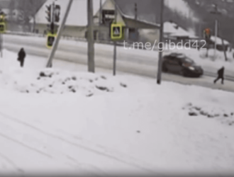 В Новокузнецке произошло ДТП с 9-летней девочкой, побежавшей за собакой