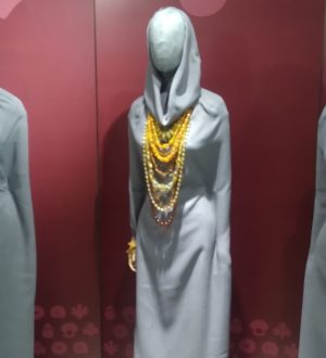 “Красное-желтое-белое”: история торговли и культурного обмена – в старинных украшениях и нарядах
