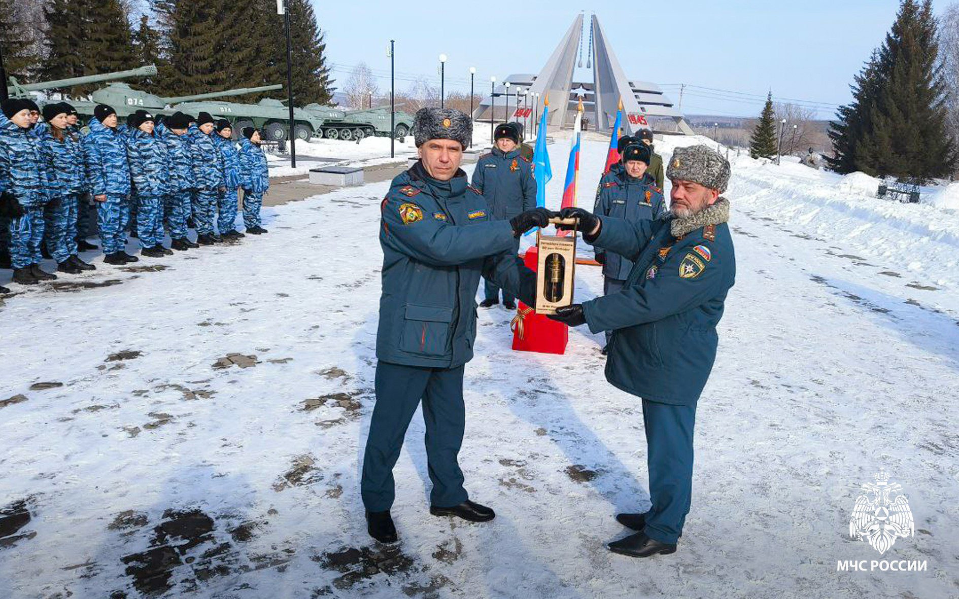 Кузбасс принял от Томской области лампаду с частицей Вечного огня