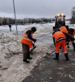 Дорожные службы Кемерова продолжают устранять гололед