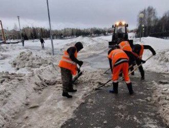 Дорожные службы Кемерова продолжают устранять гололед
