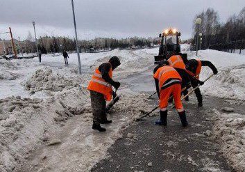 Дорожные службы Кемерова продолжают устранять гололед