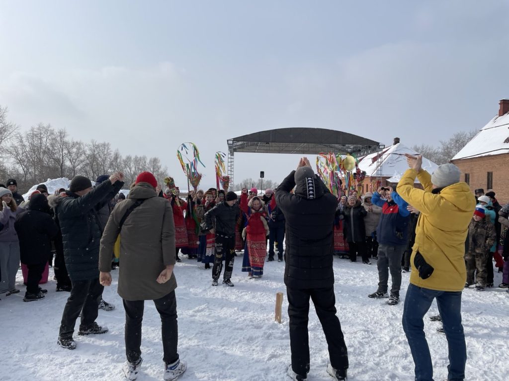 Задорно, ярко и вкусно: в Новокузнецке на крепости проводили зиму