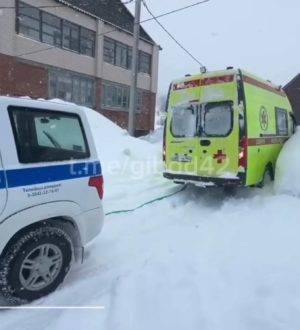 В Шерегеше инспекторы ДПС помогли скорой помощи