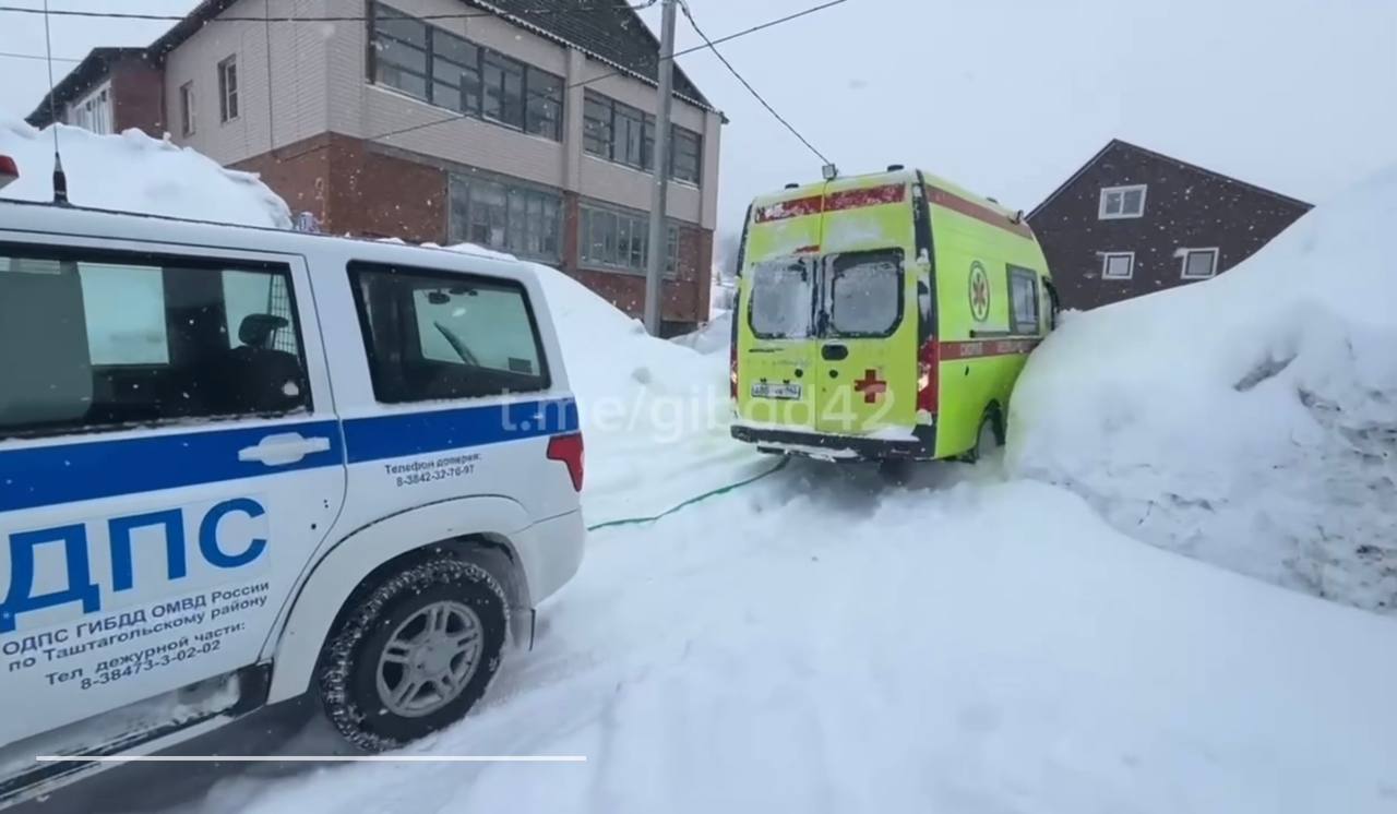 В Шерегеше инспекторы ДПС помогли скорой помощи