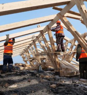 В Кемерове продолжается капремонт крыши дома, пострадавшей от пожара в жилом районе Ягуновский