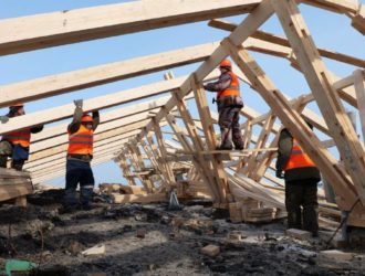 В Кемерове продолжается капремонт крыши дома, пострадавшей от пожара в жилом районе Ягуновский