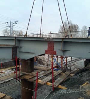 Пролеты будущего моста начали устанавливать на въезде в кемеровский жилой район Пионер