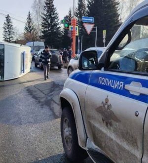 Легковушка врезалась в скорую помощь в Юрге, погибла пациентка