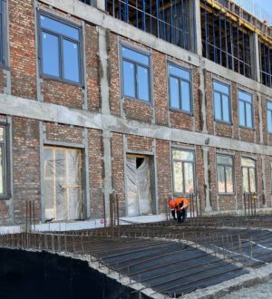 Поликлинику в Белове возводят недостаточно быстро