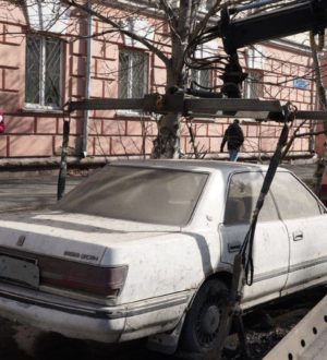 В Кемерове эвакуируют на специализированную стоянку брошенные автомобили
