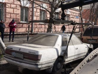 В Кемерове эвакуируют на специализированную стоянку брошенные автомобили