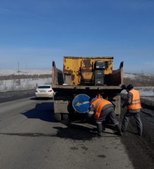 В Новокузнецке приступили к экстренному ямочному ремонту