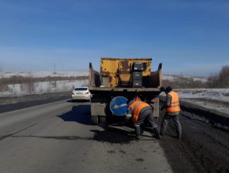 В Новокузнецке приступили к экстренному ямочному ремонту