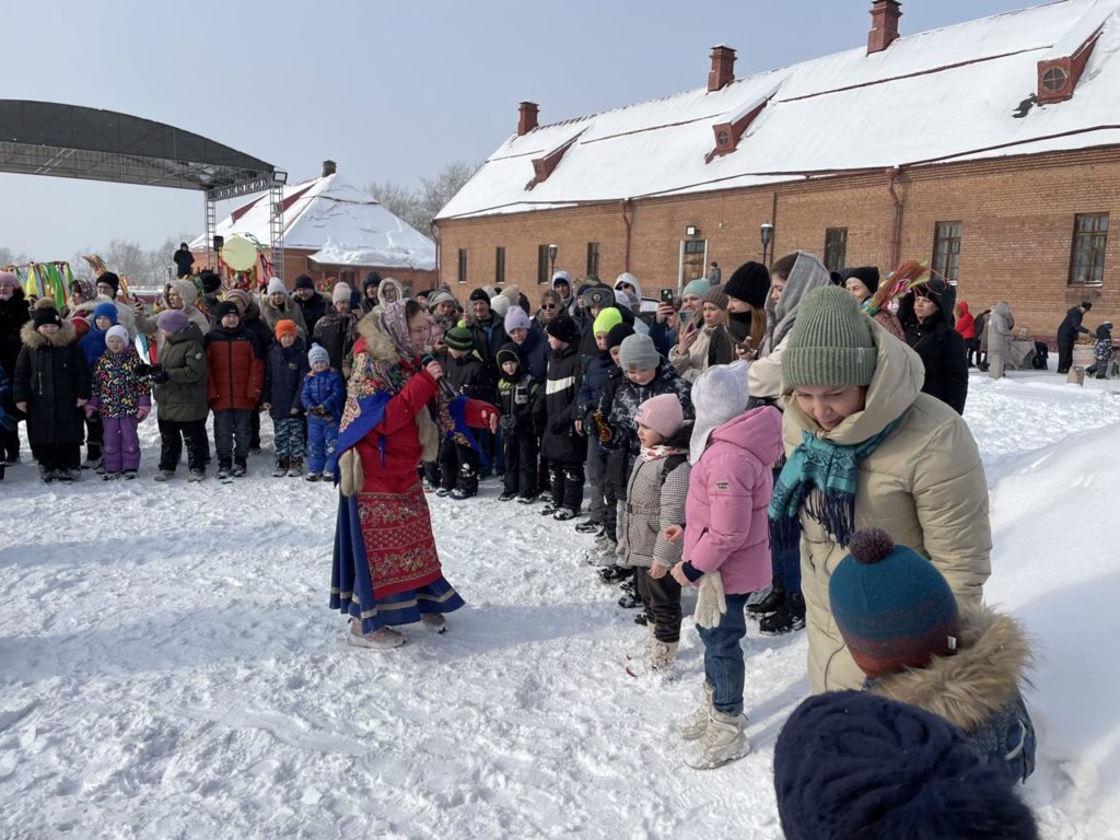 Задорно, ярко и вкусно: в Новокузнецке на крепости проводили зиму