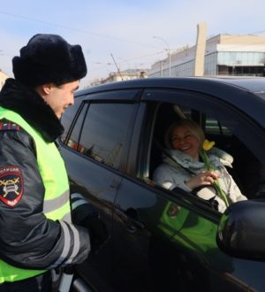 «Цветочные патрули»: в Кузбассе поздравляют автолюбительниц в преддверии 8 Марта