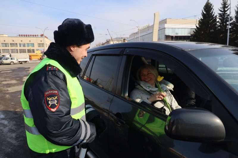 «Цветочные патрули»: в Кузбассе поздравляют автолюбительниц в преддверии 8 Марта