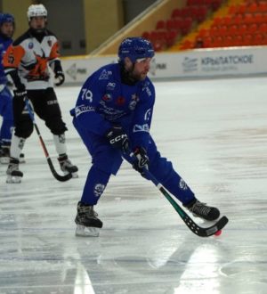 «Кузбасс» одержал убедительную победу в первом полуфинальном матче чемпионата России по хоккею с мячом