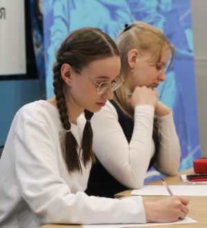 «Сохраняя память»: в Новокузнецке юнармейцы и волонтеры написали письма потомкам к 100-летию Победы